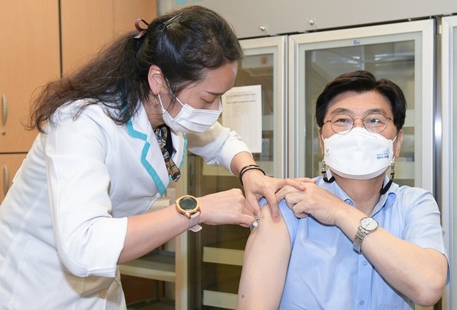 ▲ 이춘희 세종시장이 지난 16일 세종시보건소에서 코로나19 백신인 아스트라제네카(AZ)를 접종을 하고 있다.ⓒ세종시