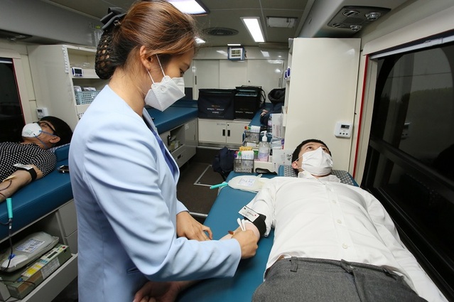 ▲ 현대제철 당진제철소는 30일 제철소에서 부족한 혈액수급안정을 위해 직원들이 헌혈캠페인에 참여하고 있다.ⓒ현대제철 당진제철소