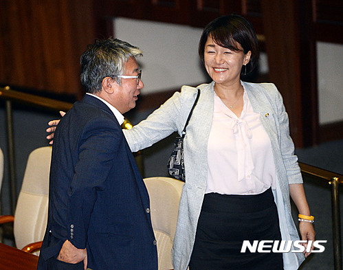 ▲ 이재정 더불어민주당 의원(오른쪽)은 지난 29일 자신의 페이스북을 통해강성 당원과 지지층을 비판한 조응천 민주당 의원(왼쪽)에게 