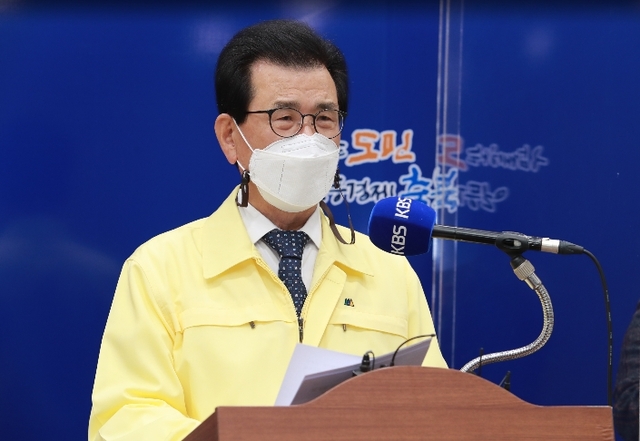 ▲ 이시종 충북도지사가 30일 도청에서 긴급 브리핑을 갖고 최근 신종 코로나바이러스 감염증(코로나19) 확산세가 폭발적으로 증가하자 5월  개최 예정인 제60회 충북도민체육대회를 전격 연기하기로 결정했다고 밝히고 있다.ⓒ충북도