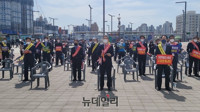 ▲ 대구경북통합신공항 대구시민추진단은 30일 오후 동대구역 광장에서 대구경북 신공항 특별법 제정 촉구대회를 개최했다. 사진 중앙은 채홍호 대구시 행정부시장.ⓒ뉴데일리