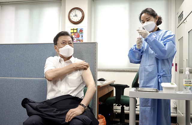 ▲ 문재인 대통령이 30일 오전 서울 종로구 종로보건소에서 코로나19 백신 2차 예방접종을 하고 있다. ⓒ뉴시스