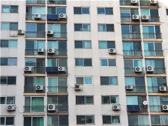 ▲ 서울시 노원구 소재 한 아파트에 태양광 미니발전소가 설치된 모습이다. ⓒ이성배 서울시의원 제공