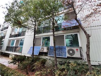 ▲ 서울의 한 아파트에 설치된 태양광 패널이 나무에 가려져있다. ⓒ이성배 서울시의원 제공