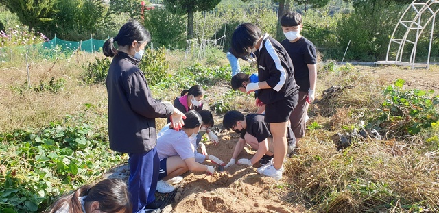 ▲ 경북교육청(교육감 임종식)은 오는 5월부터 11월까지 교권 존중 문화 조성과 교육활동 침해 예방을 위해 사제동행 캠프·동아리를 운영한다.ⓒ경북교육청