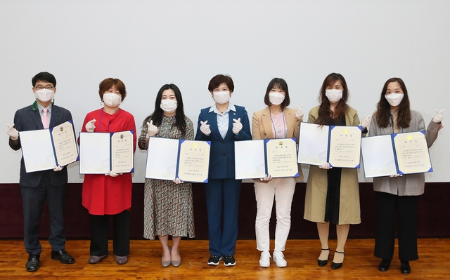 ▲ 강은희 교육감은 참석한 75명 학부모통역단에게 위촉장을 수여하고 학부모들의 언어재능기부 봉사활동에 대한 감사의 마음을 전했다.ⓒ대구시교육청