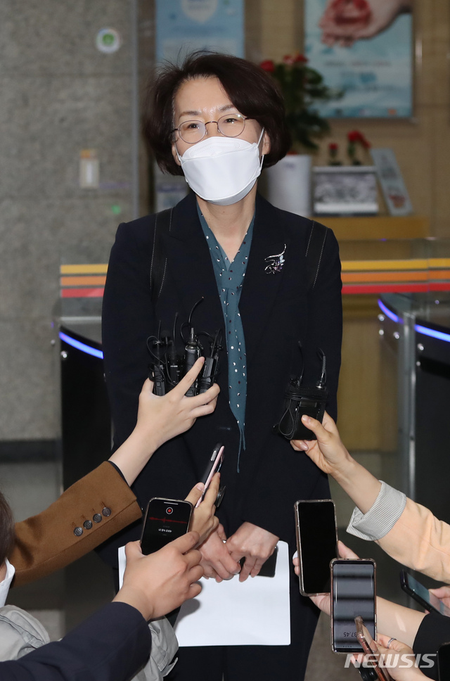 ▲ 임혜숙 과학기술정보통신부 장관 후보자가 지난달 19일 서울 광화문우체국 빌딩으로 출근하며 취재진 질문에 답하는 모습. 자료 사진. ⓒ뉴시스