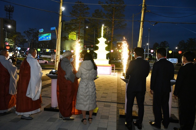 ▲ 경산불교총연합회(회장 성담스님)에서는 30일 저녁 7시 경산네거리 앞 광장에서 불기 2565년 부처님 오신 날 연등문화축제의 봉축탑 점등식을 개최했다.ⓒ경산시