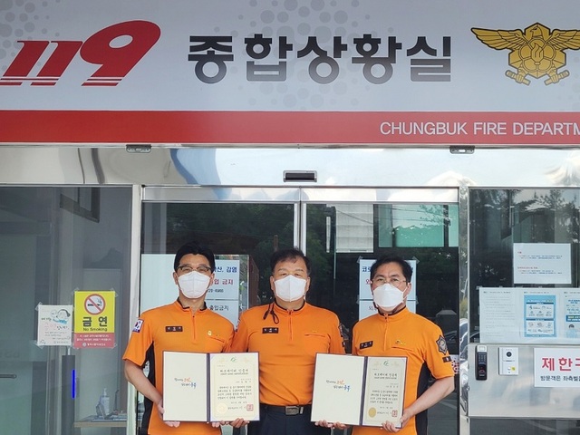 ▲ 충북소방본부 119종합상황실은 2일 김형기 소방위, 중앙 김재수 상황관리2팀장, 엄인진 소방위(좌로부터)에게 하트세이버를 수여했다.ⓒ충북소방본부