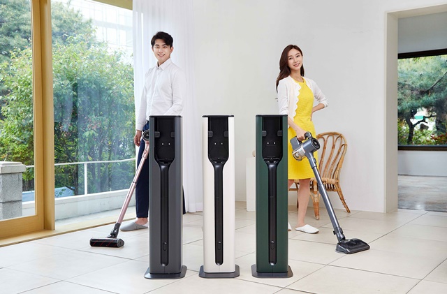 ▲ LG 코드제로 A9(사진 왼쪽)과 A9S 씽큐를 들고 청소기 충전, 액세서리 보관, 먼지통 비움이 한 번에 가능한 올인원타워. ⓒLG전자