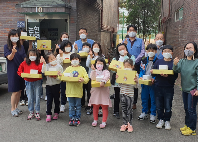 ▲ 포스코건설 직원들이 인천 논현지역아동센터 아동들에게 어린이날 선물을 전달하고 있다. ⓒ 포스코건설