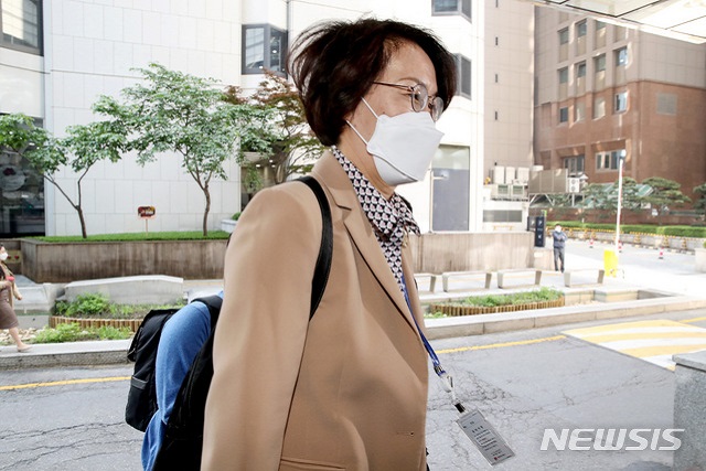 ▲ 임혜숙 과학기술정보통신부 장관 후보자가 3일 오전 인사청문회 준비 사무실이 마련된 서울 종로구 광화문우체국 빌딩으로 출근하고 있다.ⓒ뉴시스