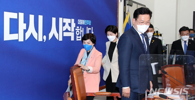 ▲ 송영길 더불어민주당 대표를 비롯한 민주당 지도부가 3일 서울 여의도 국회에서 열린 최고위원회의에 입장하고 있다. ⓒ뉴시스