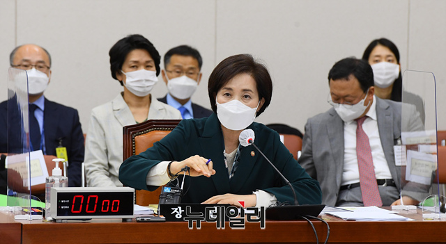 ▲ 한국교원단체총연합회의 설문조사 결과 현장 교사의 95%가 교사 자격증 표시과목이 없는 특정 교과에 한해 해당 분야 전문 인력을 시간제로 근무하는 기간제 교사로 임용하는 박찬대 더불어민주당 의원의 '초·중등교육법 개정안'을 반대했다. 사진은 유은혜 사회부총리 겸 교육부 장관이 지난달 26일 오후 국회에서 열린 교육위원회 전체회의에 출석해 의원들의 질문에 답하고 있는 모습. ⓒ뉴데일리 DB
