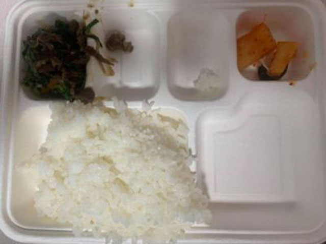 ▲ 논란의 시작. 지난 4월 23일 SNS에 올라온 폭로 사진. 한 공군부대의 휴가 복귀자가 '저녁식사'라고 올린 사진이다. ⓒ페이스북 캡쳐.
