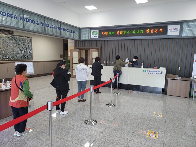 ▲ 월성원자력본부(본부장 원흥대)가 ‘지역경제 살리고! 마스크 받고!’ 캠페인이 지역사회로부터 큰 호응과 뜨거운 관심을 받으며 성황리에 종료됐다.ⓒ월성본부