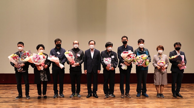 ▲ 의성군은 2021년 근로자의 날을 맞아 모범근로자를 선정해 표창을 수여했다.ⓒ의성군