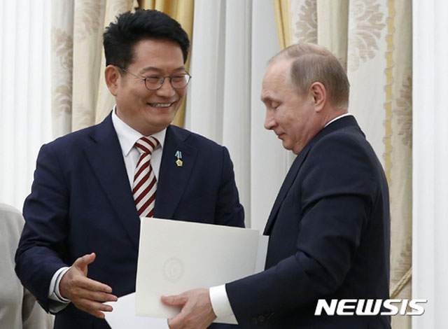 ▲ 2017년 5월 문재인 대통령 특사로 러시아를 찾은 송영길 대표. 블라디미르 푸틴 러시아 대통령과 친한 것으로 알려져 있다. ⓒ뉴시스 AP. 무단전재 및 재배포 금지.