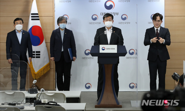 ▲ 3일 오후 서울 종로구 정부서울청사 브리핑룸에서 코로나19 대응 특별방역점검회의 관련 브리핑이 진행되고 있다. 왼쪽부터 권덕철 보건복지부 장관, 정은경 질병관리청장, 전해철 행정안전부 장관. ⓒ뉴시스