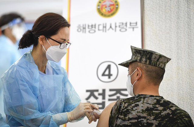 ▲ 지난 4월 28일 해병대 사령부에서 30세 이상 장병을 대상으로 아스트라제네카 백신을 접종하고 있다. ⓒ해병대 제공.