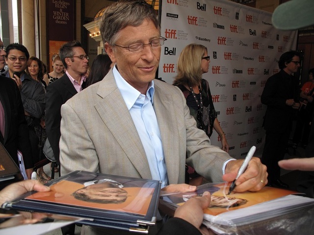 ▲ 팬들에게 사인을 하고 있는 빌 게이츠(Bill Gates). ⓒ스플래시뉴스닷컴