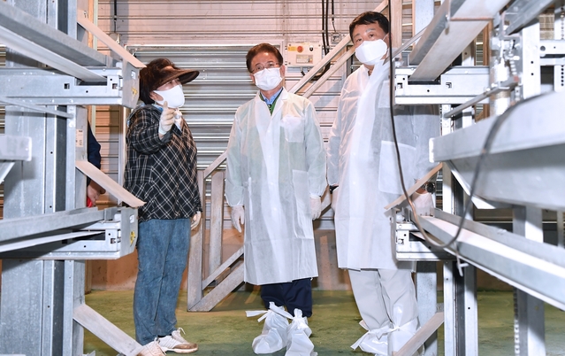 ▲ 이철우 도지사는 4일 지난해 고병원성 조류인플루엔자가 발생한 상주시 산란계 농가를 방문해 현장의 목소리를 직접 들었다.ⓒ경북도