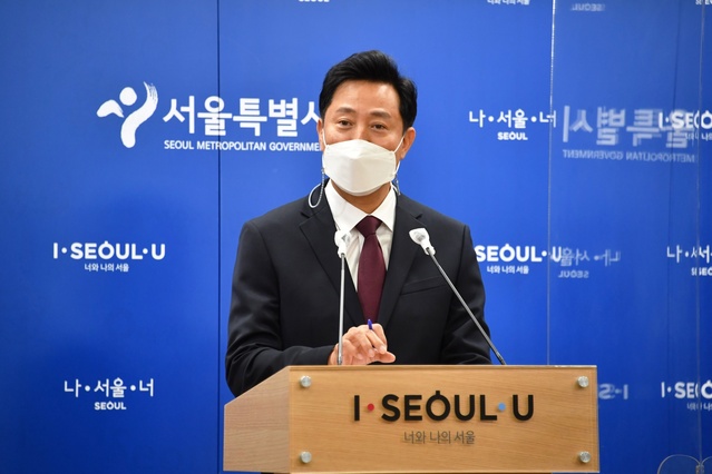 ▲ 오세훈 서울시장이 4일 시청에서 긴급브리핑을 열고 유치원 무상급식을 빠르게 추진하겠다는 뜻을 밝히고 있다. ⓒ뉴시스