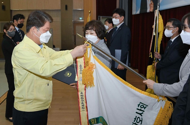 ▲ 대구시는 5월 4일 오전 9시 시청별관 대강당에서 열린 정례조회에서 지난 4월 코로나19 대응 유공정부포상 수상자로 선정된 개인 및 단체에 대해 정부포상을 전수했다.ⓒ대구시