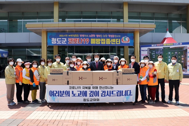 ▲ 청도군의회(의장 김수태)는 지난 3일 청도군 코로나19 백신접종센터를 방문했다.ⓒ청도군의회