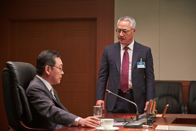 ▲ 영화 '강철비'에서 신경전을 벌이는 현직 대통령(왼쪽)과 대통령 당선인. ⓒ네이버 영화