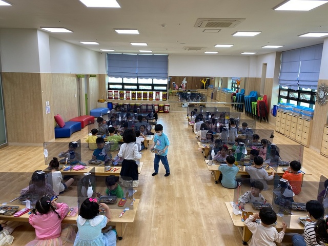 ▲ 김천시(시장 김충섭)는 미래를 여는 행복교육도시 김천을 만들기 위해 유치원 및 초·중·고 무상급식을 시행하는 등 학교급식 관련 예산 74억 원을 편성해 자라나는 성장기 아이들을 위해 적극 지원하고 있다.ⓒ김천시