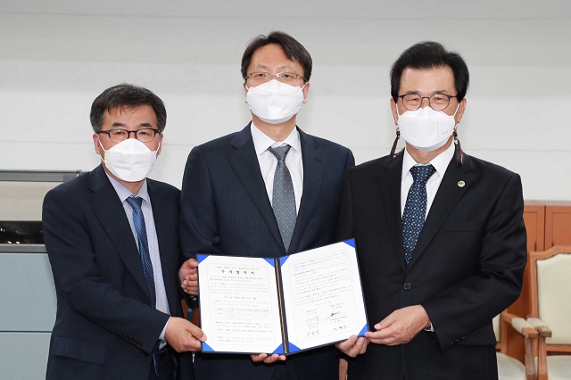 ▲ 왼쪽부터 전형식 충북경제자유구역청장, 박대준 쿠팡 신사업부문 대표, 이시종 충북도지사가 협약 체결 후 기념사진을 촬영하고 있다.ⓒ쿠팡