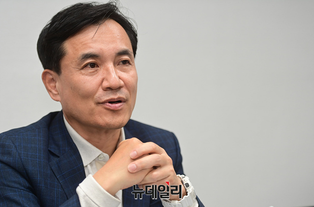 ▲ 김진태 전 의원이 3일 서울 강남구 사무실에서 인터뷰를 하고 있는 모습이다. ⓒ정상윤 기자