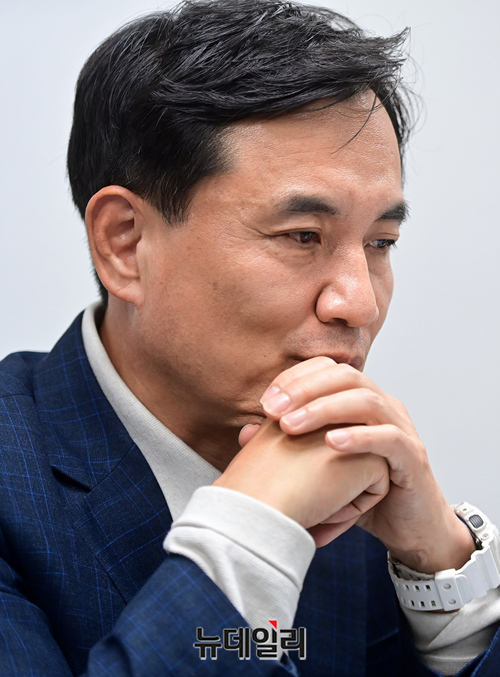 ▲ 김진태 전 의원이 3일 인터뷰 도중 생각에 잠겨있는 모습이다. ⓒ정상윤 기자