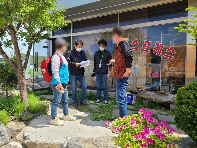 ▲ 충북 청주시 직원들이 외국인 노동자들의 연쇄감염이 발생한 이삿짐 센터 직원 등을 대상으로 코로나19 진단검사를 안내하고 있다.ⓒ청주시