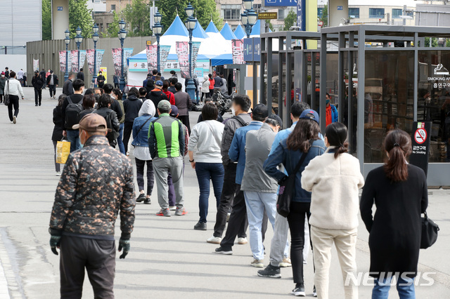 ▲ 5일 오전 서울 중구 서울역 광장에 설치된 임시 선별검사소에서 시민들이 검사를 받기 위해 줄을 서 있다. ⓒ뉴시스