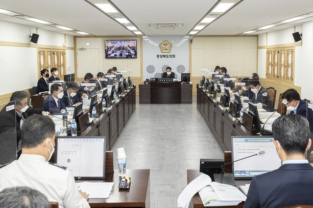 ▲ 경상북도의회 예산결산특별위원회(위원장 최병준)는 4일 경상북도지사와 경상북도교육감이 제출한 2021년도 제1회 추가경정 세입·세출예산안에 대한 심사를 모두 마치고, 예산결산특별위원회 전체회의에서 ‘원안 가결’ 했다.ⓒ경북도의회