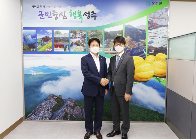 ▲ 박재민 국방부차관(오른쪽)은 4일 이병환 성주군수를 만나 성주지역의 사드(THAAD·고고도 미사일 방어체계)와 관련해 민관군 상생협의회 출범을 논의했다.ⓒ국방부