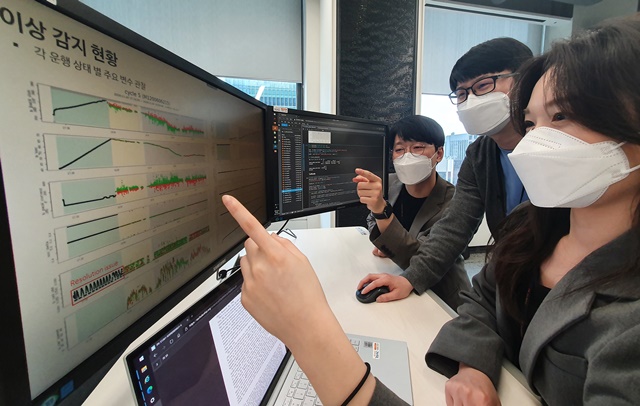 ▲ SK이노베이션 구성원들이 서울 종로구 SK서린빌딩에서 배터리 모니터링 데이터를 살펴보고 있다. ⓒSK이노베이션
