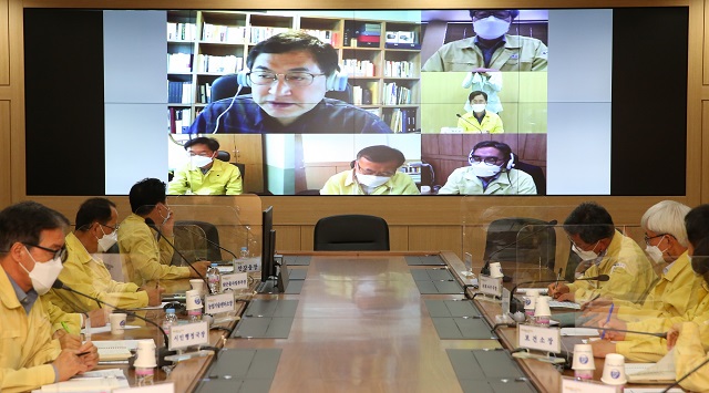 ▲ 자가격리로 재택근무 중인 주낙영 시장이 6일 읍·면·동장 영상회의를 주재하며 시정을 빈틈없이 챙기고 있다.ⓒ경주시