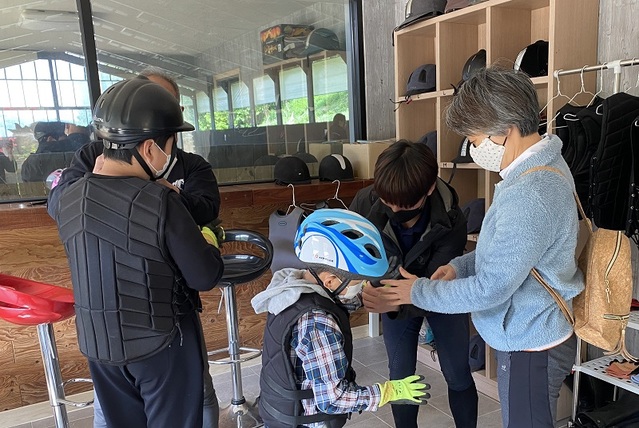 ▲ 세종시 장애학생들이 재활 승마체험을 하고 있다.ⓒ세종교육청