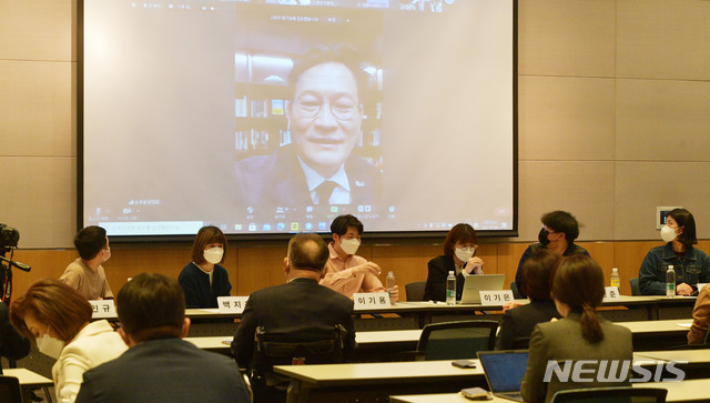 ▲ 송영길 더불어민주당 대표가 6일 서울 여의도 전경련 회관에서 열린 더불어민주당 초선의원 모임 '더민초 쓴소리 경청 20대에 듣는다' 간담회에 화상으로 참석, 인사말을 하고 있다. ⓒ뉴시스