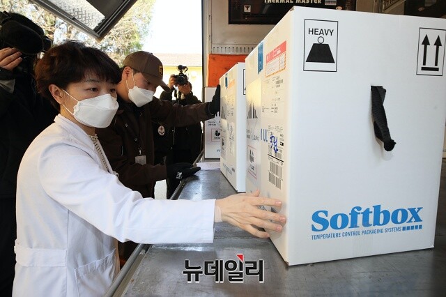 ▲ 지난 3월 24일 화이자백신이 서울 중구 국립중앙의료원 주앙예방접종센터에 입고되고 있다. ⓒ뉴시스