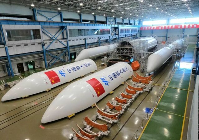 ▲ 중국 국가항천국 시설에서 조립 중인 '장정-5B' 로켓. 뒷쪽 부분이 현재 지구로 추락 중인 추진체다. ⓒ중국 국가항천국(CNSA) 공개사진.