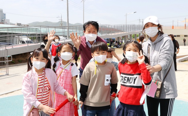 ▲ 성주군(군수 이병환)은 지난 5일 어린이날을 맞아 관내 놀이시설인 놀벤져스와 성밖숲 등을 방문해 모처럼 가족과 함께 야외로 나온 어린이들을 격려하는 시간을 가졌다.ⓒ성주군