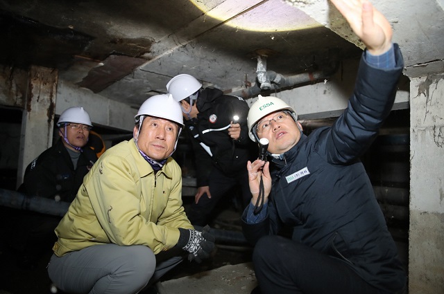 ▲ 이강덕 시장이 공동주택 피해현장을 확인하고 있다.ⓒ포항시