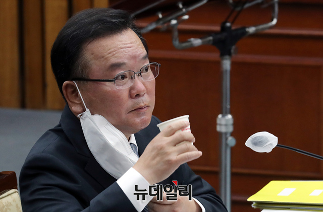 ▲ 6일 국회 인사청문회에 참석한 김부겸 국무총리 후보자. ⓒ이종현 기자(사진=공동취재단)