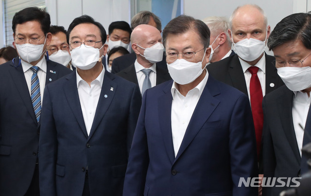 ▲ 문재인 대통령이 6일 오후 울산광역시 남구 3D프린팅 지식산업센터에서 열린 ‘울산 부유식 해상풍력 전략 보고’에 참석해 전시된 부유식 해상풍력기 모형을 관람하고 있다. 송영길(왼쪽부터) 더불어민주당 대표, 송철호 울산시장. ⓒ뉴시스