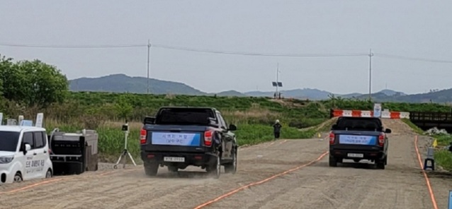 ▲ 대전지방국토관리청이 충남 예산에 위치한 평택~부여~익산(서부내륙) 고속도로 민간투자사업 11공구 현장에서 국책연구과제로 개발된 비산먼지 저감 제 시연회를 개최했다.ⓒ대전지방국토관리청