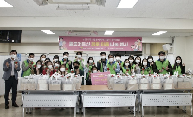 ▲ LH 대구경북지역본부(본부장 서남진)는 5월 가정의 달을 맞아 올해에도 지역사회내 장애 홀몸 어르신 가정을 찾아 사랑나눔 행사를 펼쳤다.ⓒLH 대경본부